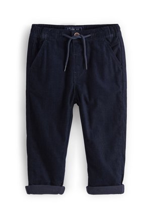 Pantalon bleu marine pour tout-petit avec taille élastique, poches avant, cordon de serrage, détail bouton et revers roulés sur fond blanc.