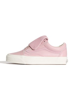 Lyserød læder sneaker med en ruskindsflap, hvid mellemsål, runde snørebånd og subtile sømdetaljer. Designet til afslappet brug.