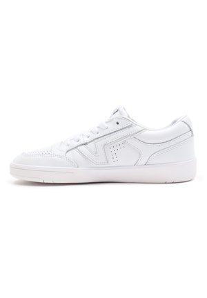 Niski, biały skórzany sneaker z zapięciem na sznurówki, perforowanymi detalami i płaską gumową podeszwą, pokazany z profilu na białym tle.