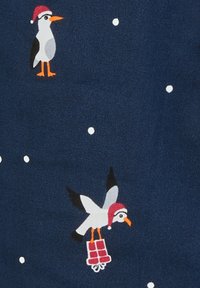 Blauwe stof met cartoonzeemeeuwen in rode kerstmannenhonden, één staat en één draagt twee rode cadeauzakken. Witte stippen verspreid over de stof.