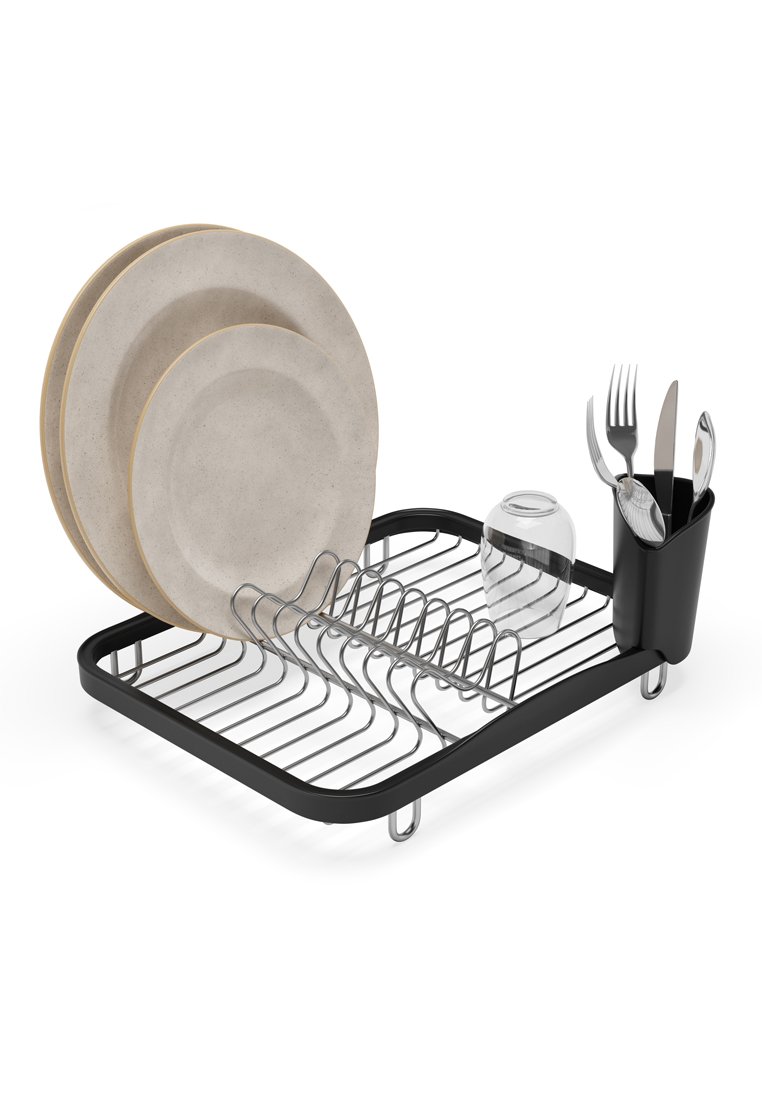 Supporto per asciugatura piatti in metallo nero con sostegni in filo argentato, che tiene tre piatti grigi, un bicchiere e un portaurtensili con utensili.