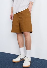 Nike Sportswear CLUB - Šortky - parachute beige