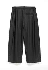 Svarta läderbyxor med vida ben och en slät textur, utrustade med bälteshällor i midjan och en enda bakficka.