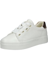 Sneaker bianco in pelle con punta rotonda, suola piatta bianca e dettagli metallici dorati sul tallone. Presenta lacci piatti e branding.
