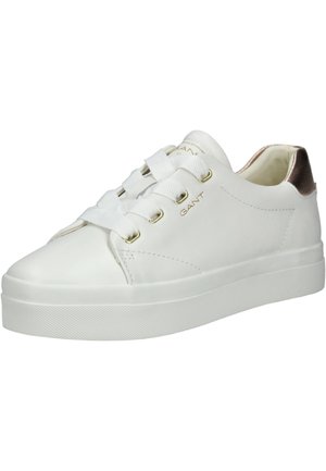 Sneaker bianco in pelle con punta rotonda, suola piatta bianca e dettagli metallici dorati sul tallone. Presenta lacci piatti e branding.