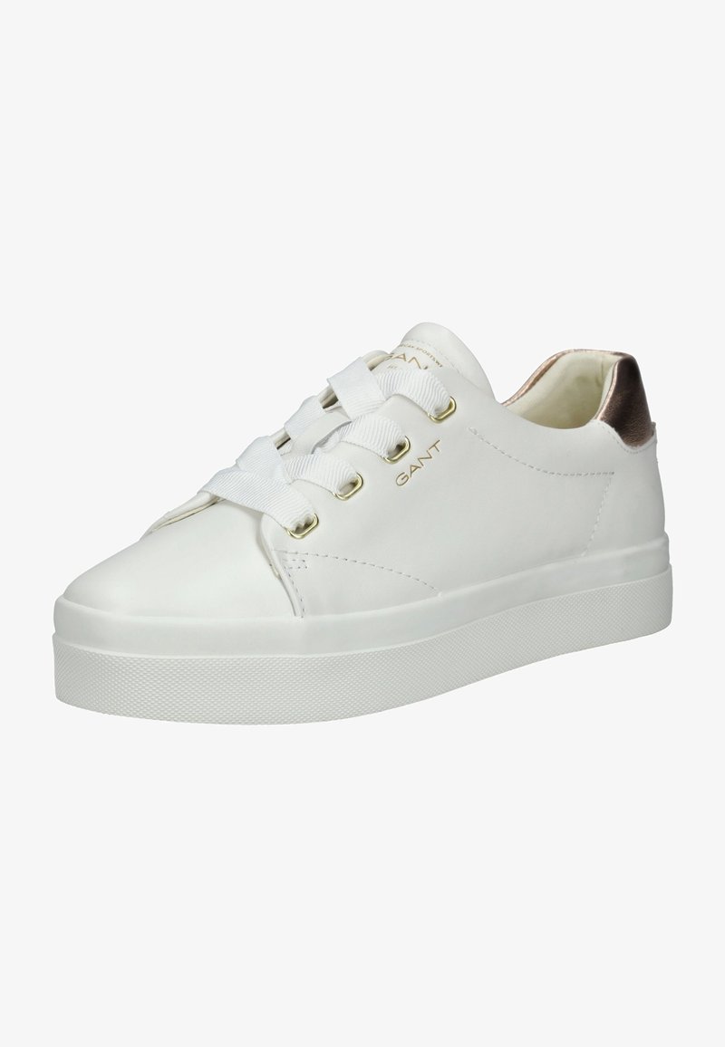 Sneaker bianco in pelle con punta rotonda, suola piatta bianca e dettagli metallici dorati sul tallone. Presenta lacci piatti e branding.