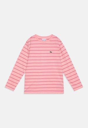 Różowa koszula z długim rękawem z poziomymi, ciemniejszymi różowymi paskami i małym zielonym logo krokodyla na lewej stronie klatki piersiowej.