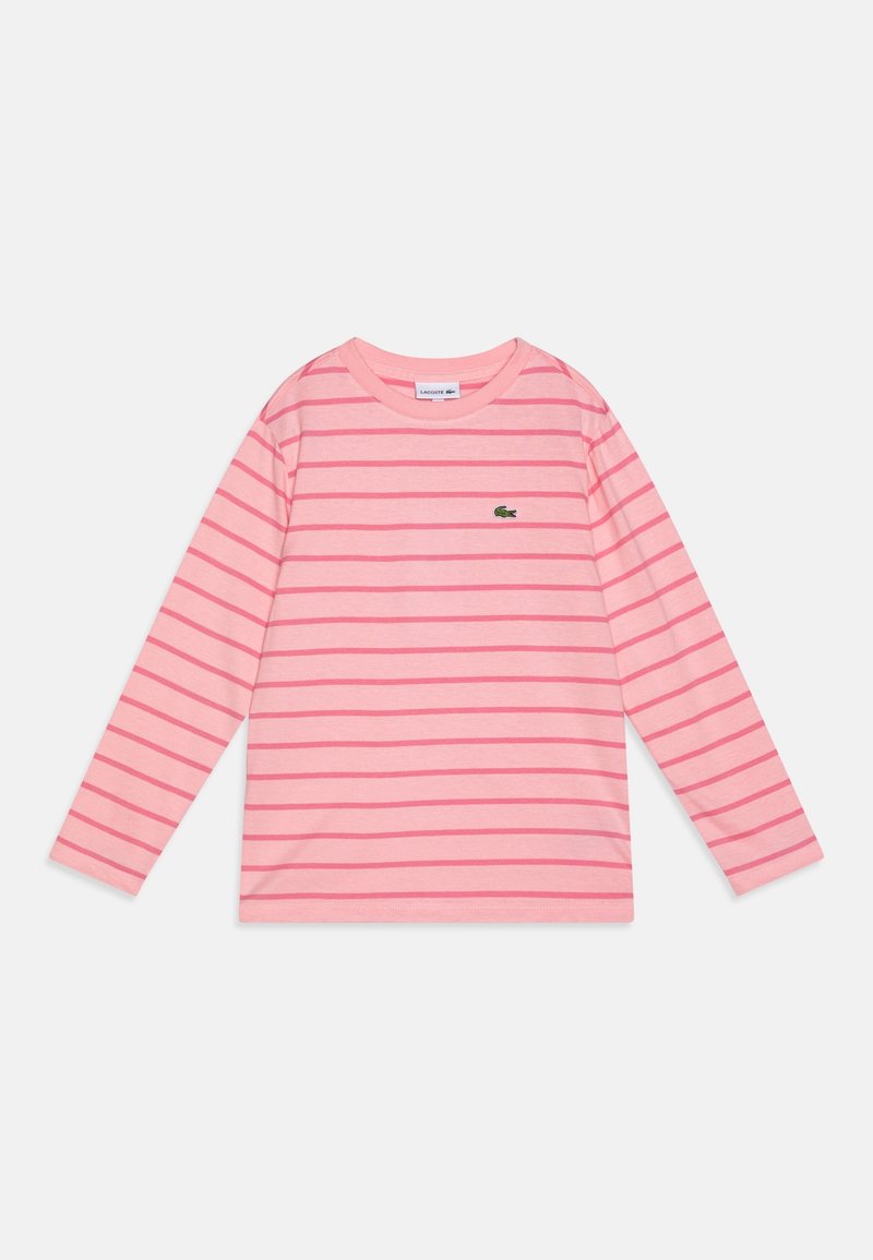 Roze shirt met lange mouwen en horizontale donkeroze strepen, met een klein groen krokodillenlogo op de linker borst.