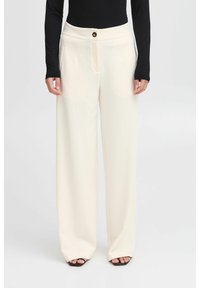 Witte, gestructureerde wijduitlopende broek met een hoge taille, voorzien van voorzakken en een enkele knoopsluiting. Gecombineerd met een zwart langslijf top.