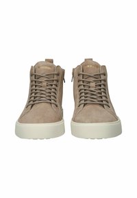 Beige ruskind høj-top sneakers med en struktureret overflade, runde snørebånd og en hvid gummisål. Guld logo detaljer på tungen.