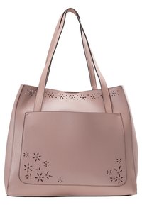 Różowa skórzana torba typu tote z wyciętymi wzorami kwiatowymi, dwoma solidnymi uchwytami oraz płaską przednią kieszenią. Gładka tekstura i uporządkowany kształt.