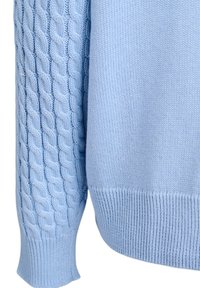 Svetlomodrý pletený sveter s hladkým telom a textúrovaným vrkočovým vzorom na ľavom rukáve, s rebrovanými manžetami a lemom.