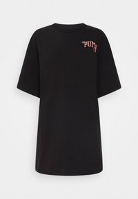 Czarny t-shirt z krótkim rękawem, wykonany z bawełny, z okrągłym dekoltem i różowym logo PUMA po lewej stronie na górze. Prosty design i regularny krój.