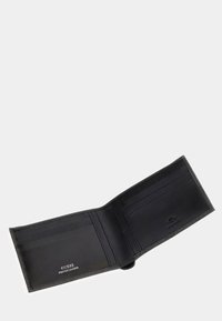 Cartera de piel negra con múltiples ranuras para tarjetas, textura suave, diseño plegable, detalles de logo grabado y sutiles acentos de costura.