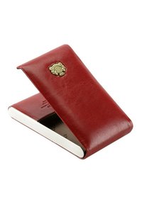 Portafoglio rosso in pelle con un emblema dorato sul fronte. Il portafoglio è aperto, rivelando un interno beige chiaro e pagine bordate in argento.