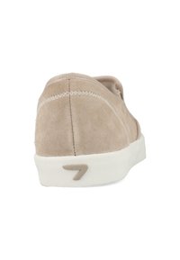 Beige Wildleder-Sneaker mit rundem Fersenbereich, weißer Gummisohle und minimalistischem Design. Verfügt über dezente Nähte und ein Logodetail an der Ferse.