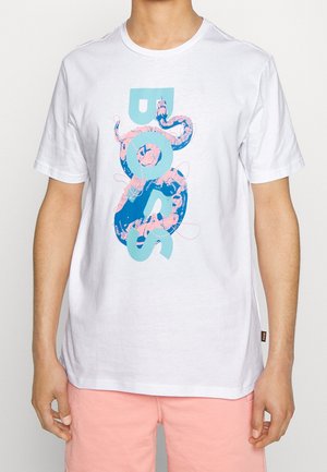 T-shirt en coton blanc avec un design graphique bleu et rose mettant en avant le mot "BOSS" et des motifs abstraits. Manches courtes et col rond.