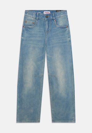 Lyseblå denimjeans med løs passform, fem lommer, synlige sømmer og knappeåpning. Subtil syrevaske-tekstur.