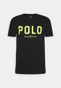 Czarna koszulka z krótkim rękawem z dużym żółtym napisem "POLO" i mniejszym logo Ralph Lauren w żółtym kolorze, umieszczonym na środku z przodu.