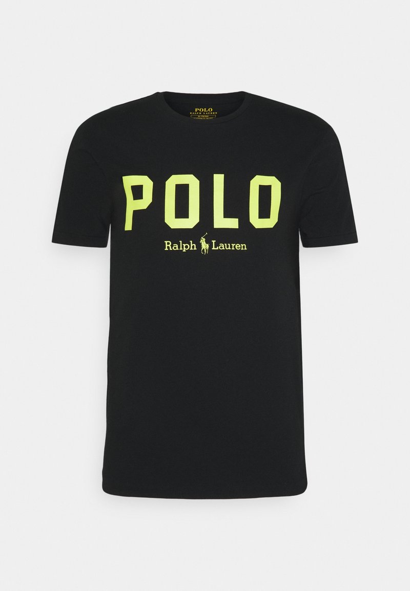 Czarna koszulka z krótkim rękawem z dużym żółtym napisem "POLO" i mniejszym logo Ralph Lauren w żółtym kolorze, umieszczonym na środku z przodu.