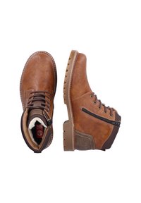 Botas sintéticas marrones con cordones en la parte delantera y cremallera lateral. Presentan una superficie texturizada, acentos en marrón oscuro en contraste y suela resistente.