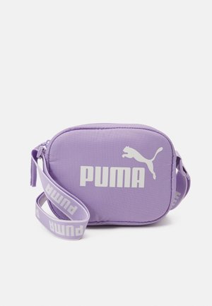 Kleine violette Umhängetasche mit verstellbarem Riemen, weißem Puma-Logo und Schriftzug vorne, Hauptfach mit Reißverschluss.