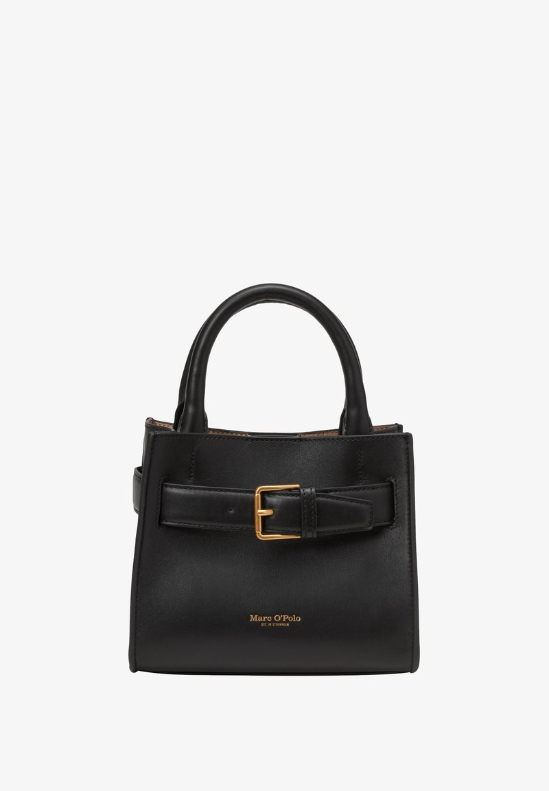 Musta nahkainen käsilaukku, jossa on kaksi lyhyttä kahvaa, jämäkkä muoto, solkikoriste edessä ja kultaiset merkit pohjassa.