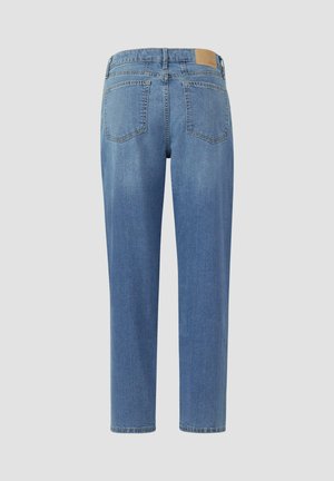 Jasnoniebieskie dżinsy z denimu o prostym kroju nogawek, wyposażone w tylne kieszenie i beżową metkę na talii. Gładka faktura i klasyczny design.