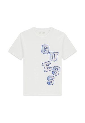 T-shirt blanc à manches courtes avec des lettres bleues en contour formant le mot "GUESS" en diagonale sur le devant.