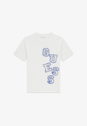 Weißes kurzärmliges T-Shirt mit blau umrandeten Buchstaben, die auf der Vorderseite diagonal "GUESS" buchstabieren.