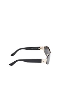 Solbriller med en sort plastikramme, sølvmetallic detaljer på hængslerne og mørkt tonede linser. Slankt, vinklet design og glat overflade.