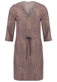 Robe marron longueur genou avec petit motif à pois noirs, col en V, manches trois-quarts, poches latérales et ceinture noire à la taille.