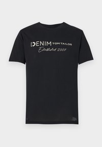 Juoda medvilninė marškinėliai su užrašu "DENIM TOM TAILOR Established 2007" baltomis ir pilkomis raidėmis, apvalia iškirpte ir trumpomis rankovėmis.