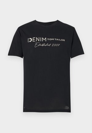 Črna bombažna majica s kratkimi rokavi, ki prikazuje "DENIM TOM TAILOR Established 2007" v belem in sivo besedilu, s okroglim izrezom.