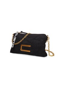 Clutch in tessuto nero con texture, dotata di tracolla in oro, caratterizzata da un design embossato e un prominente logo "C" dorato sul davanti.