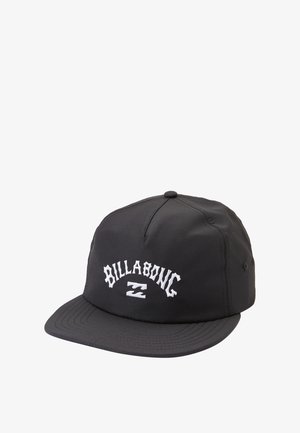 Czarna czapka snapback z płaskim daszkiem. Na froncie haftowany napis "BILLABONG" w białym kolorze, z logo poniżej. Gładki, teksturowany materiał.