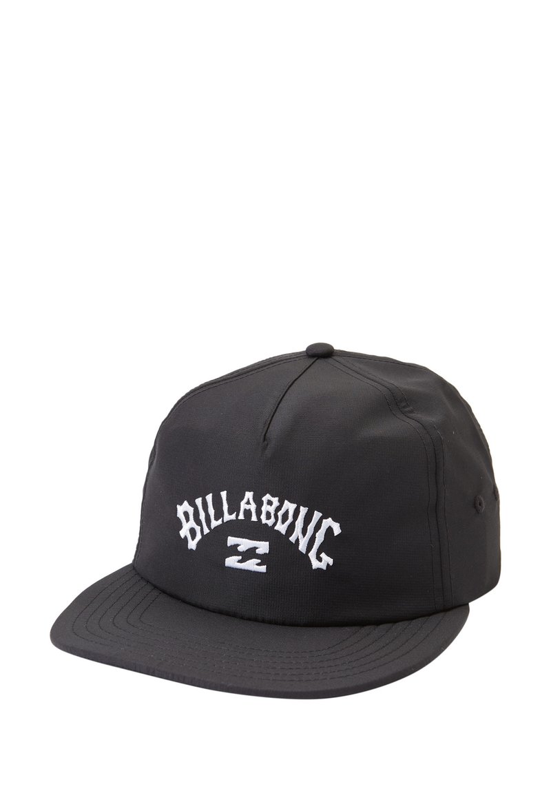 Zwarte snapback pet met een vlakke rand. Witte "BILLABONG" tekst geborduurd op de voorkant, met daaronder een logo. Soepele, gestructureerde stof.