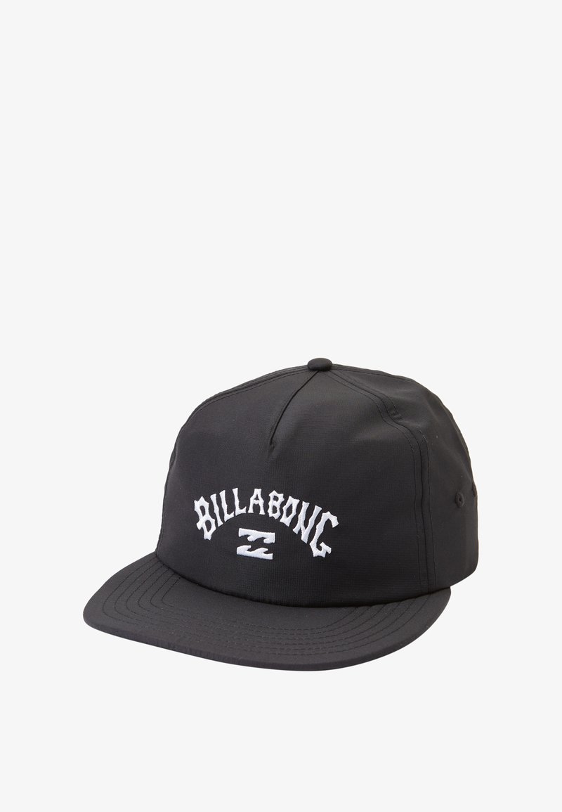 Gorra negra tipo snapback con visera plana. Texto "BILLABONG" en blanco bordado en la parte frontal, con un logo debajo. Tela suave y texturizada.