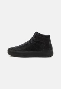 Schwarze Wildlederschuhe im High-Top-Stil mit einer Gummisohle, ausgestattet mit einem Schnürdesign und dezentem Branding an der Seite. Strukturierte Oberfläche und gepolsterter Kragen.