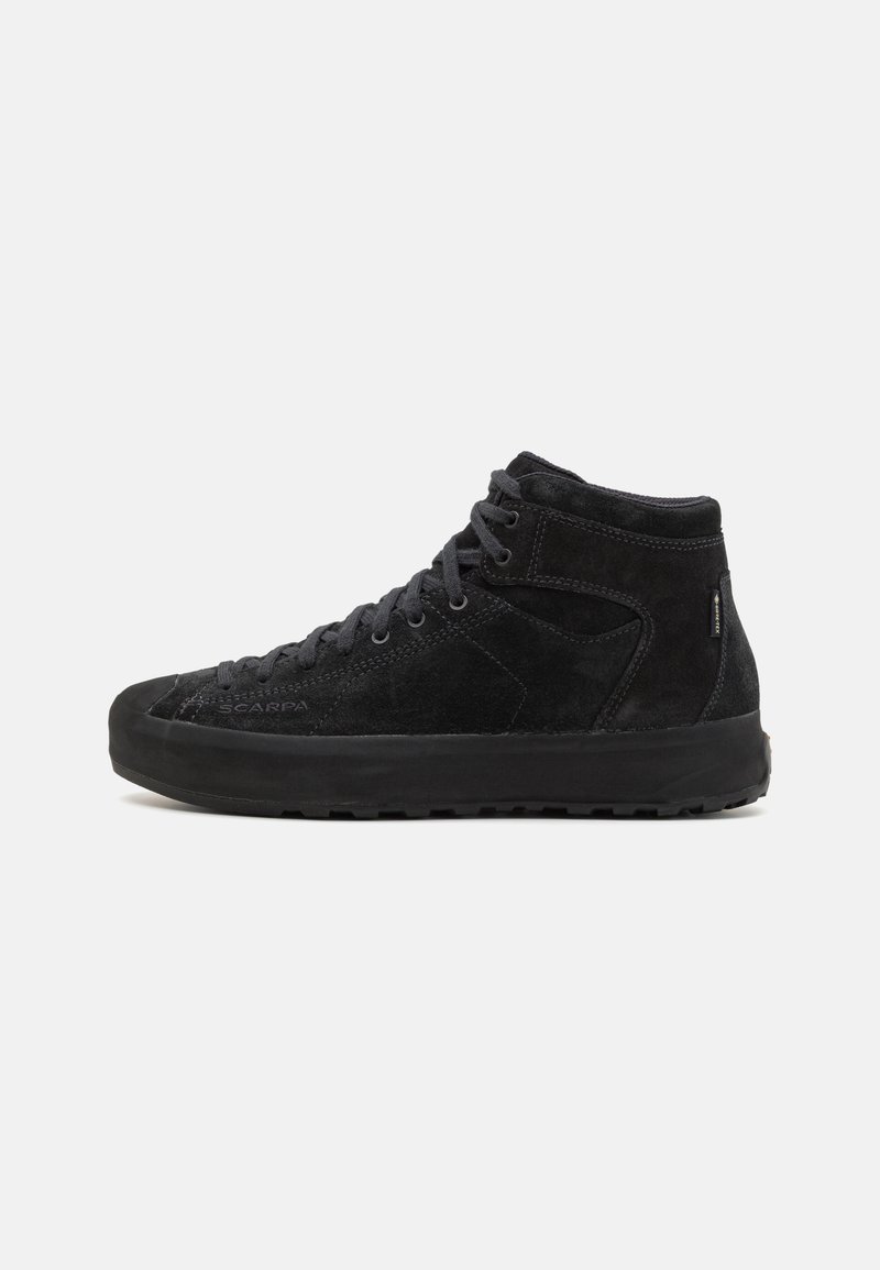 Schwarze Wildlederschuhe im High-Top-Stil mit einer Gummisohle, ausgestattet mit einem Schnürdesign und dezentem Branding an der Seite. Strukturierte Oberfläche und gepolsterter Kragen.