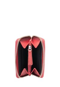 Rdeča usnjena denarnica z teksturirano površino, z zadrgo in dvema predeloma. Ima črno notranjost z majhnim žepkom na zadrgo.