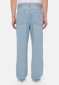 Jasnoniebieskie dżinsy o luźnym kroju, wysokim stanie i dwóch naszywanych kieszeniach z tyłu. Zawierają małe logo na prawej kieszeni.