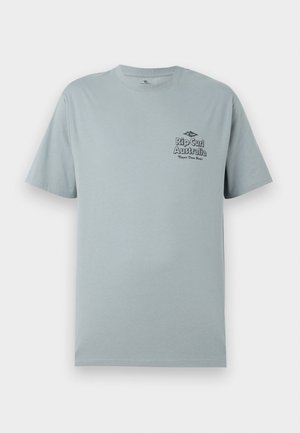 T-shirt bleu clair à manches courtes avec le logo "Rip Curl Australia" et un petit graphique sur la poitrine gauche, col ras du cou.