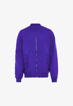 Giacca bomber viola con chiusura a zip, colletto e polsini a costina, e due tasche laterali. Tessuto liscio e leggero con finitura opaca.