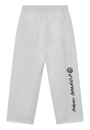 Calças de fato brancas feitas de um tecido macio, com um cós elástico, bolsos laterais e um logótipo preto impresso na perna esquerda.