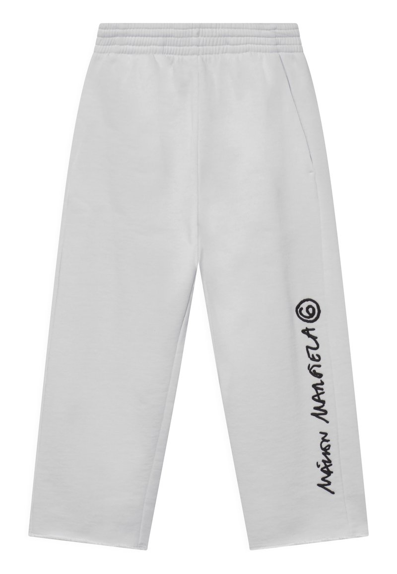 Calças de fato brancas feitas de um tecido macio, com um cós elástico, bolsos laterais e um logótipo preto impresso na perna esquerda.