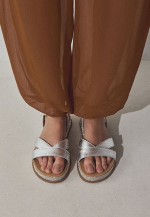 Next, REGULAR FIT - FOREVER COMFORT CROSS STRAP - Sandalen - silver metallic