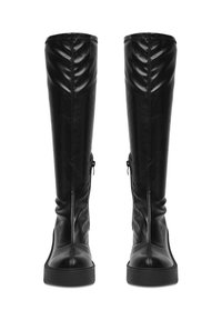 Cizme din piele neagră până la genunchi, cu o textură netedă, detalii cu fermoar la spate și o talpă plată, robustă, având o construcție cusută.