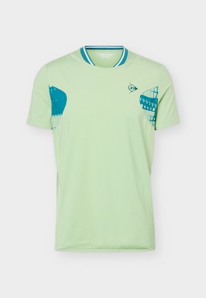 Jasnozielona sportowa koszulka z krótkim rękawem, z turkusowymi wzorami pod pachami i kołnierzykiem typu crew neck w turkusowe paski, logo Dunlop na piersi.
