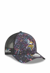 Casquette de baseball noire avec un motif éclaboussé coloré, arborant un logo de Viking brodé à l'avant et un dos en maille pour la ventilation.